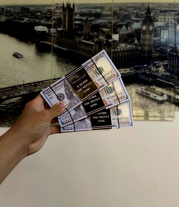 Реалистичные купюры налималом ста долларов