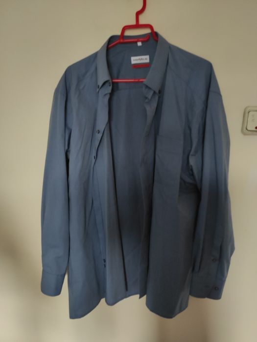 Cămăși de diferite mărimi și modele diferite