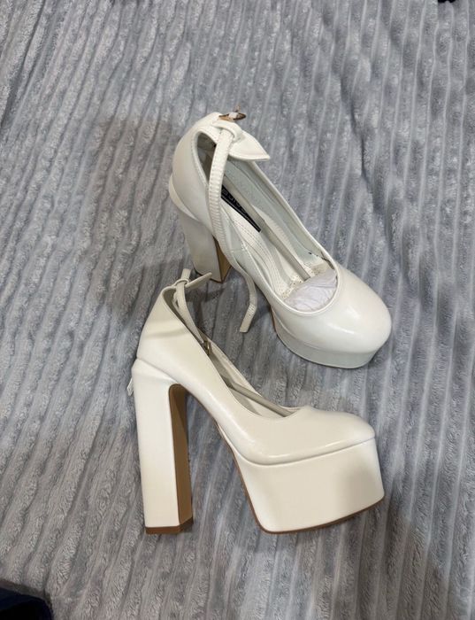 Продам туфли на каблуке белые