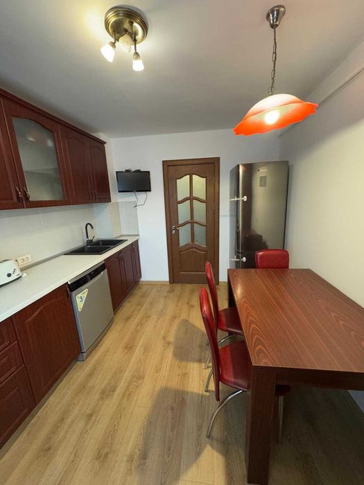 Apartament de inchiriat, 3 camere decomandat, zona centrala, Bacau