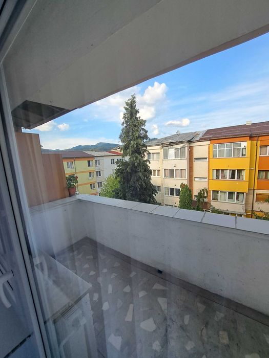 Inchiriez apartament 3 camere , central , zona CAS , 3 minute de McDonalds , str Bilascu Nr 24