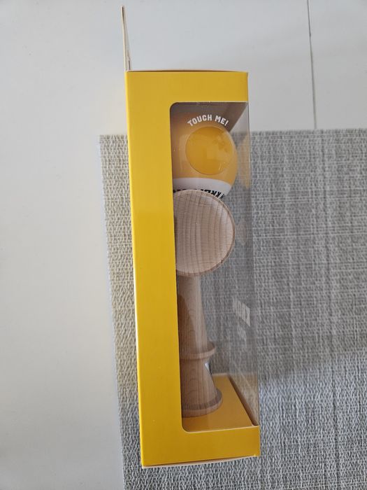 Kendama Krom Pop LOL sticky lucios galben, nou (curier)