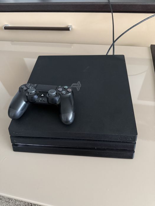 PS4 Pro 1TB cu un controller