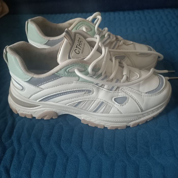 Продам кроссовки б/у.