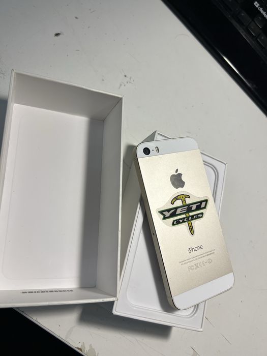 iPhone 5S 16gb с коробкой