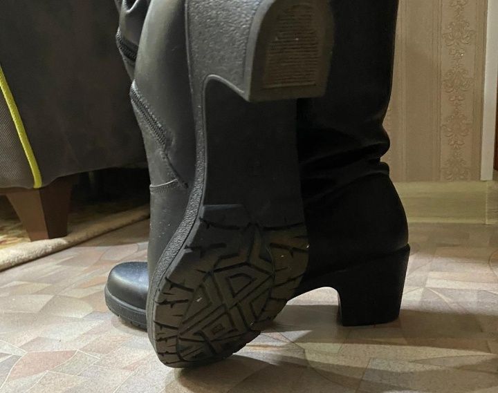 Продам зимние кожаные сапоги