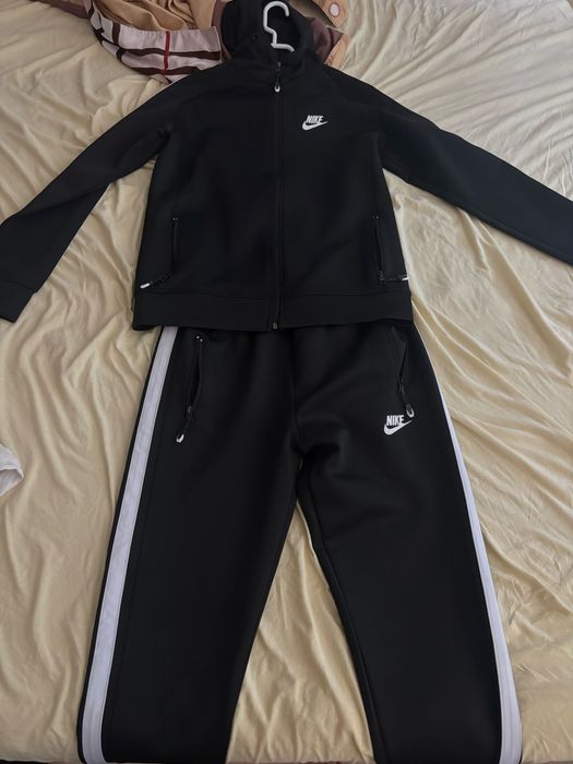 черен nike tracksuit