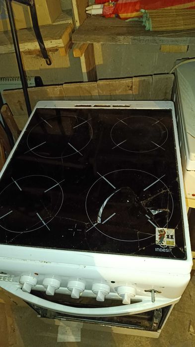 Продавам две готварски печки горение и микровълнова.