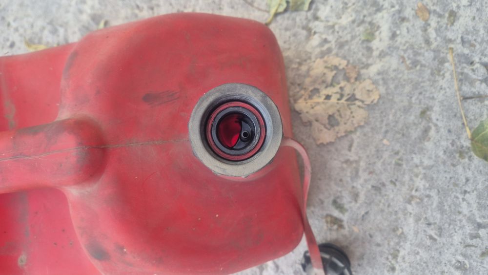 Продам канистру пластиковую