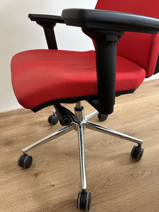 Офис стол с много екстри