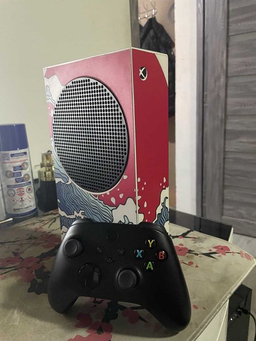 Consola Xbox Series S cu o Maneta , si cu un Skin anime pe el