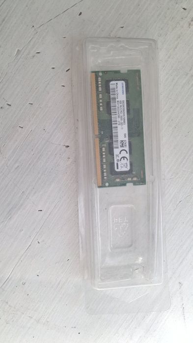 ОЗУ для ноутбука на 4гб DDR4 и две на Компьютер на 512мб  DDR2