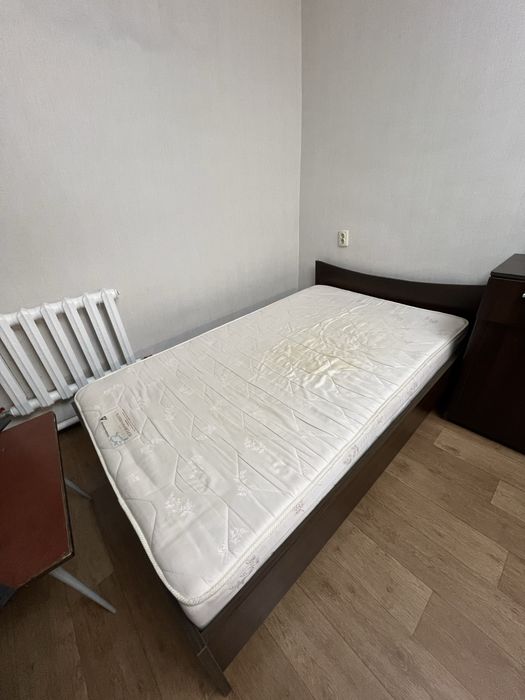 Б/у кровать с матрасом