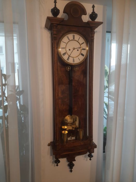 Ceas de perete Vienna , 1870, furnir rădăcină  nuc