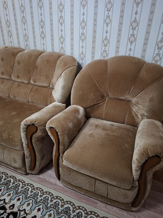 Продам диван с креслами