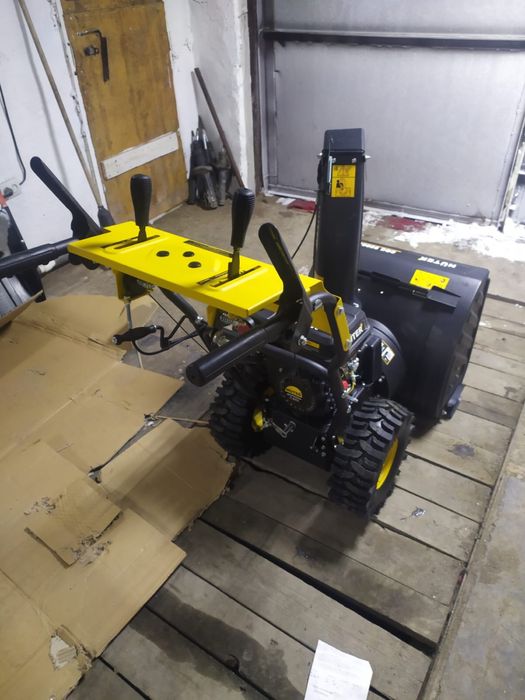 Продам снегоуборочную машину