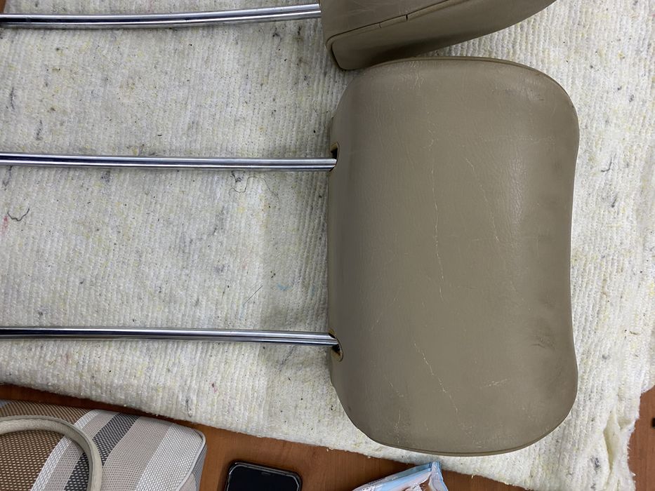 Подголовники 124 мерседес . Подлокотник.