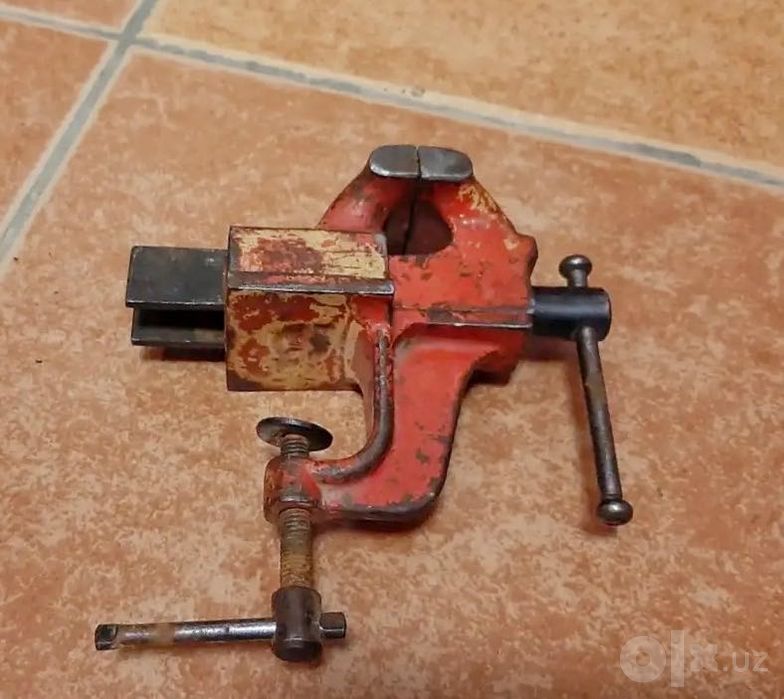Слесарные малые тиски ЧИЗ, СССР