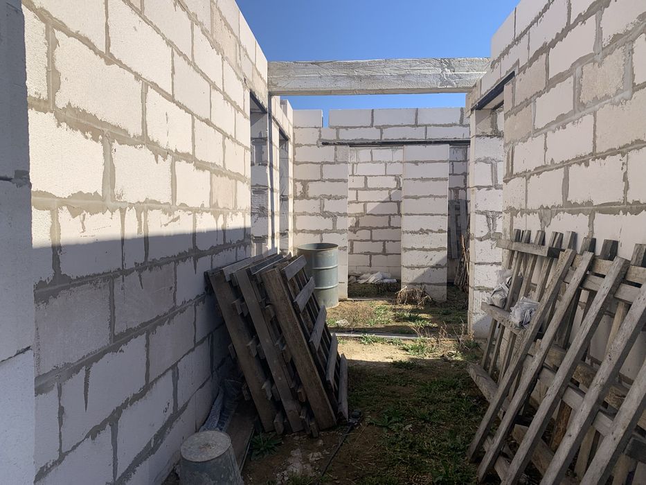 Продам участок с недостроенным домом