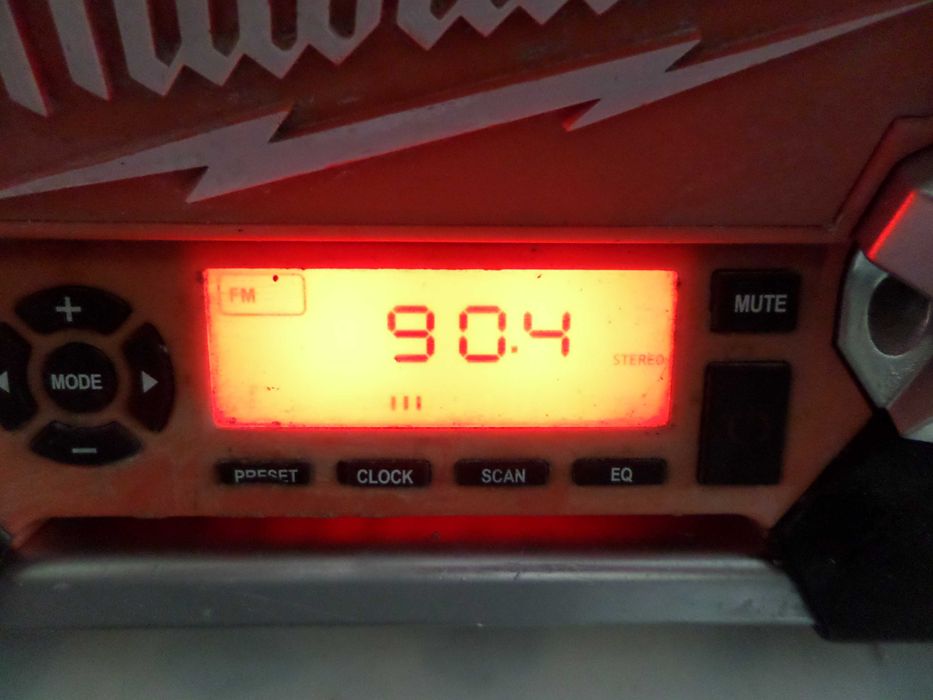Radio santier Milwaukee C12-28 DCR perfect functional pe acumulatori si la priza