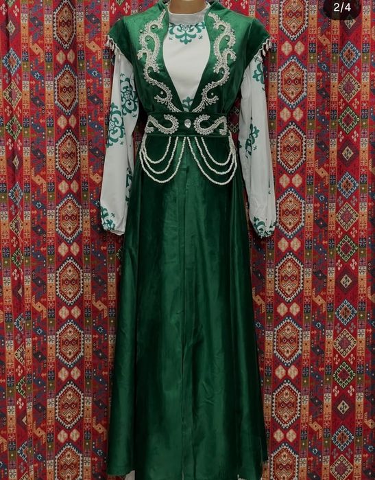 Қазақша көйлек шапанымен