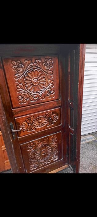 Старинна врата с дърворезба