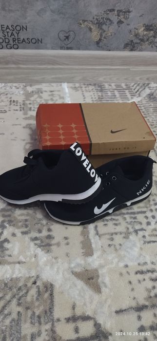 Продам новые кроссовки