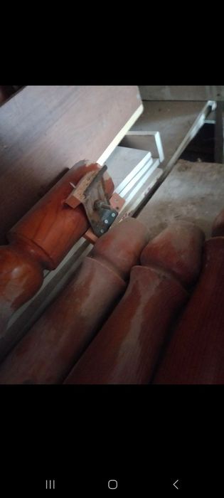 Стол среднего размера