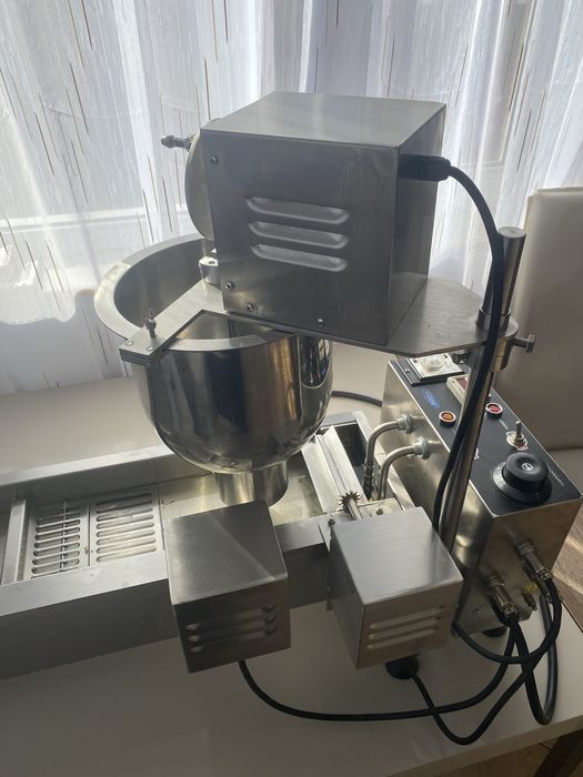 Masina de gogosi inelute ,foarte putin folosita , stare foarte buna