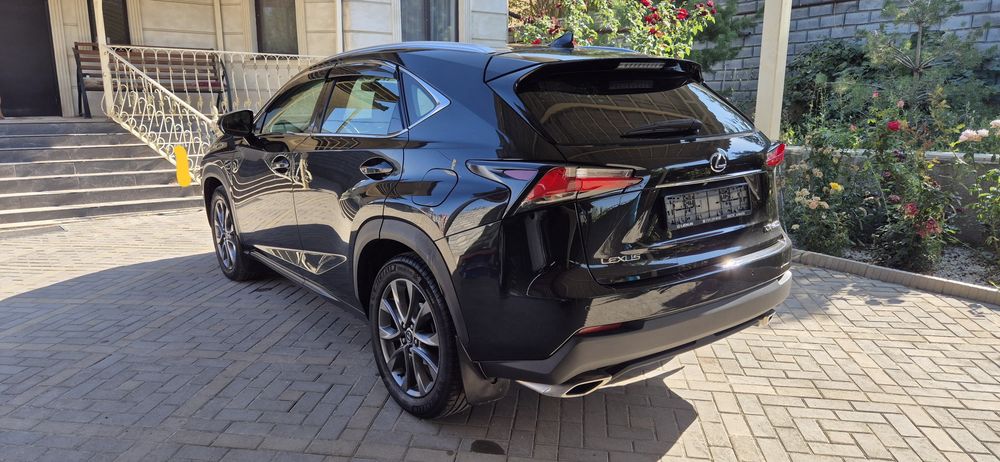 Автомобиль Lexus NX200