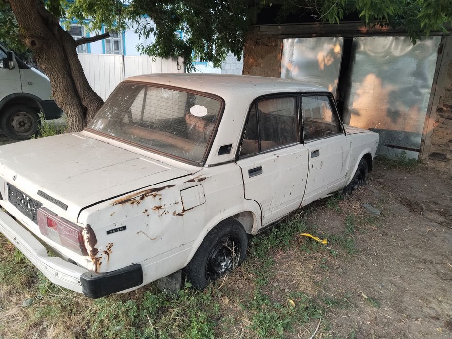 продаем жигули ,лада 2105 белого цвета