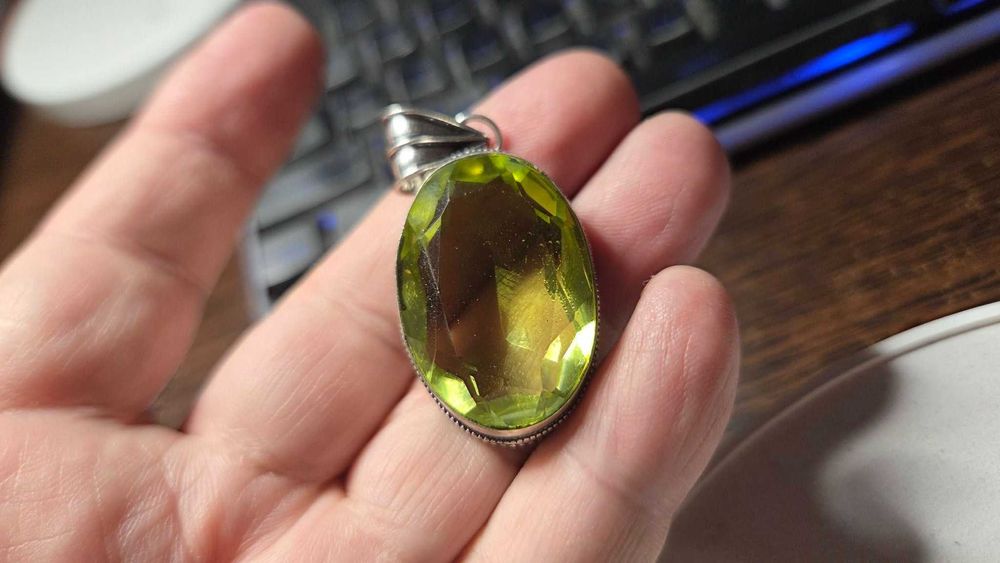 Pandativ vintage argint cu peridot mare