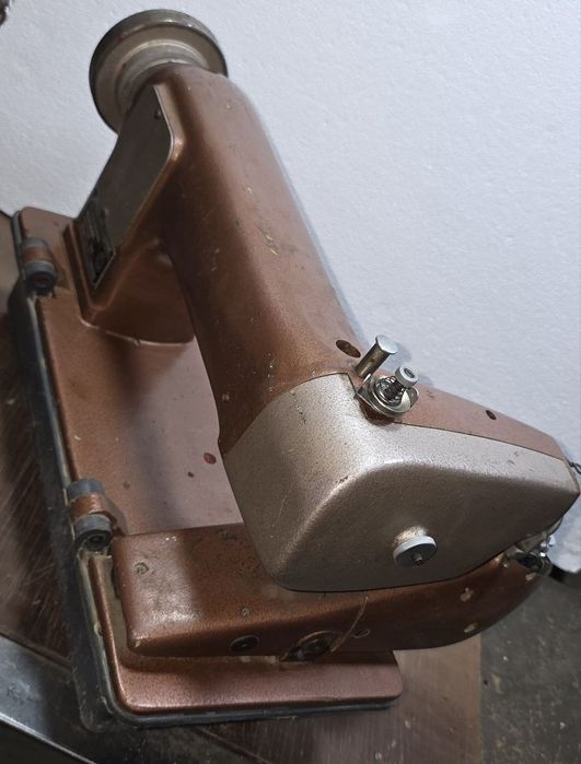 Продаётся подшивочная швейная машинка потайного стежка.