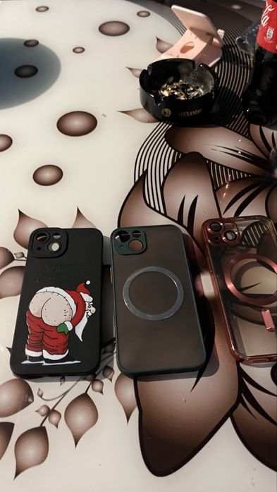 Vand patru huse de iphone 13
