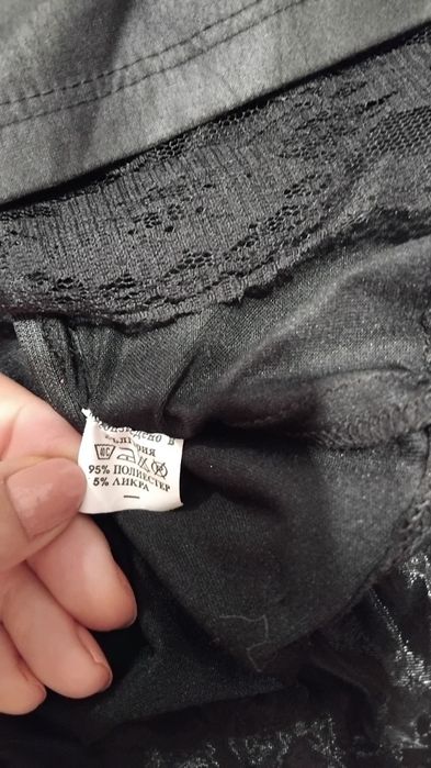 Черна поличка с дантела