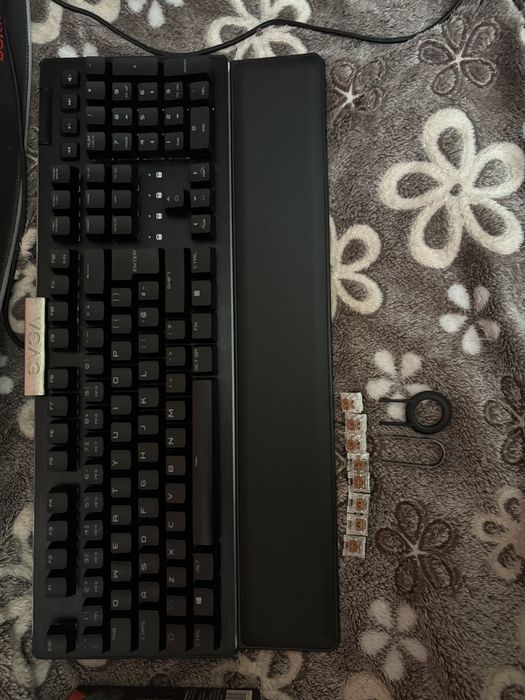 Геймърска клавиатура,мишка и подлошка