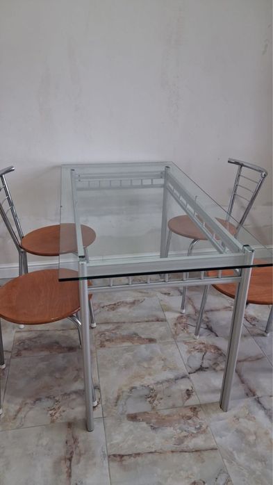 Продам кухонный стол со стулями