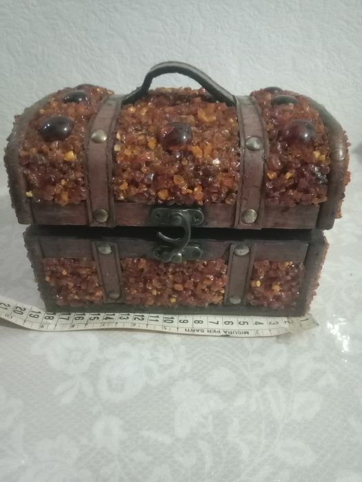 Шкатулка,инкрустированная янтарем