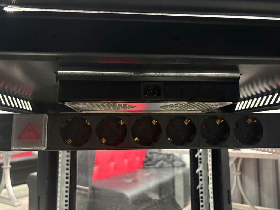 Сервер и стабилизатор напряжения