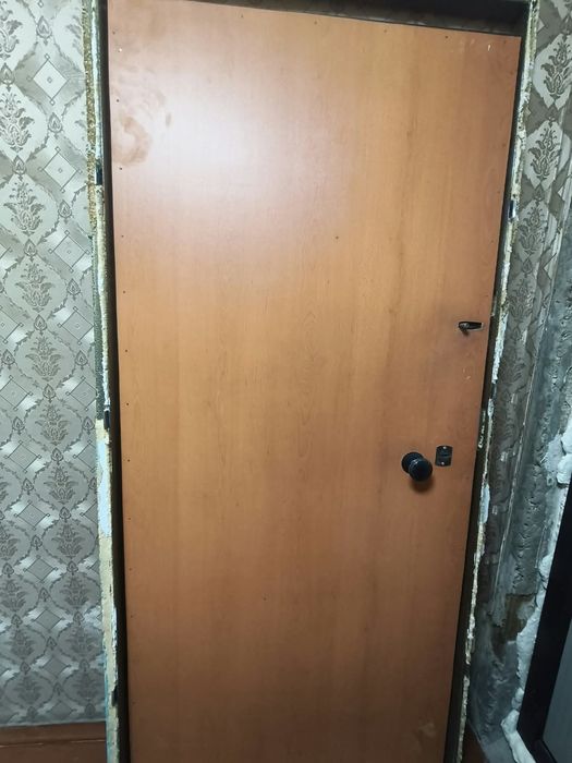 Продам дверь входную б/у СРОЧНО