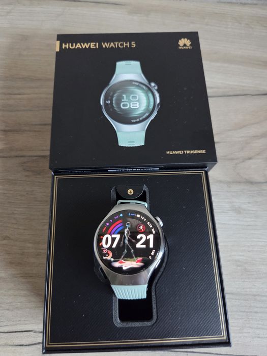 Часовник Huawei watch 5