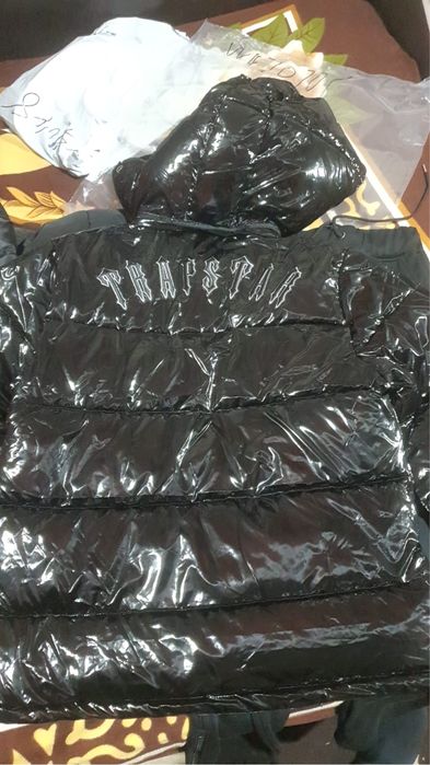 geaca trapstar lucioasa neagra Xl noua