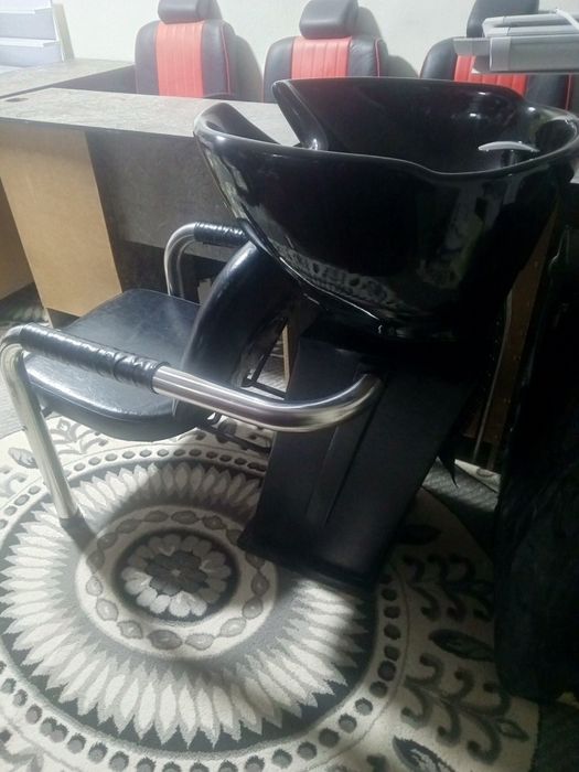 Мойка,кресло,столы,зеркало для парикмахера