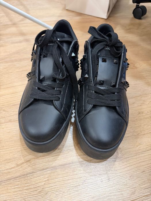 Черни кецове със стилни капси – като нови!