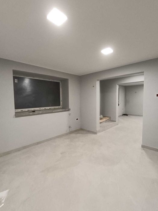 Spatii birouri  intre  40/100/185 mp cu parcare privată!