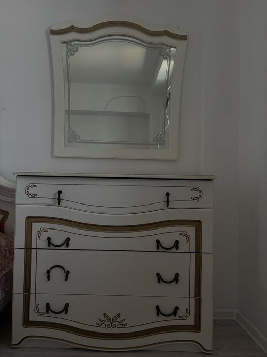 Камод пен айна. Mirror