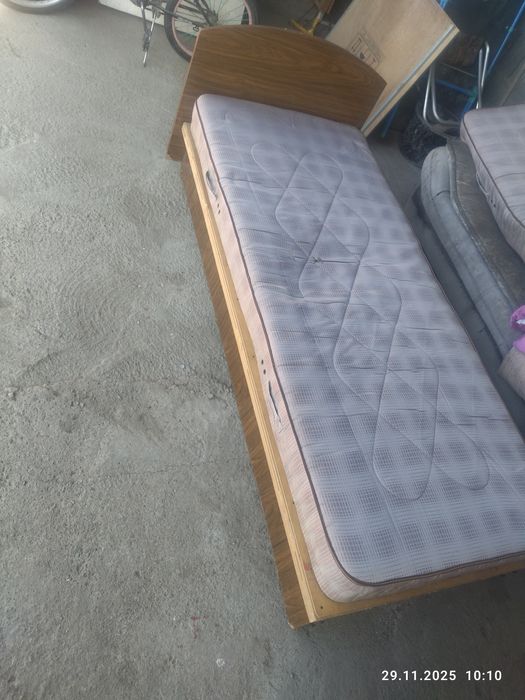 Кровати две с матрасами