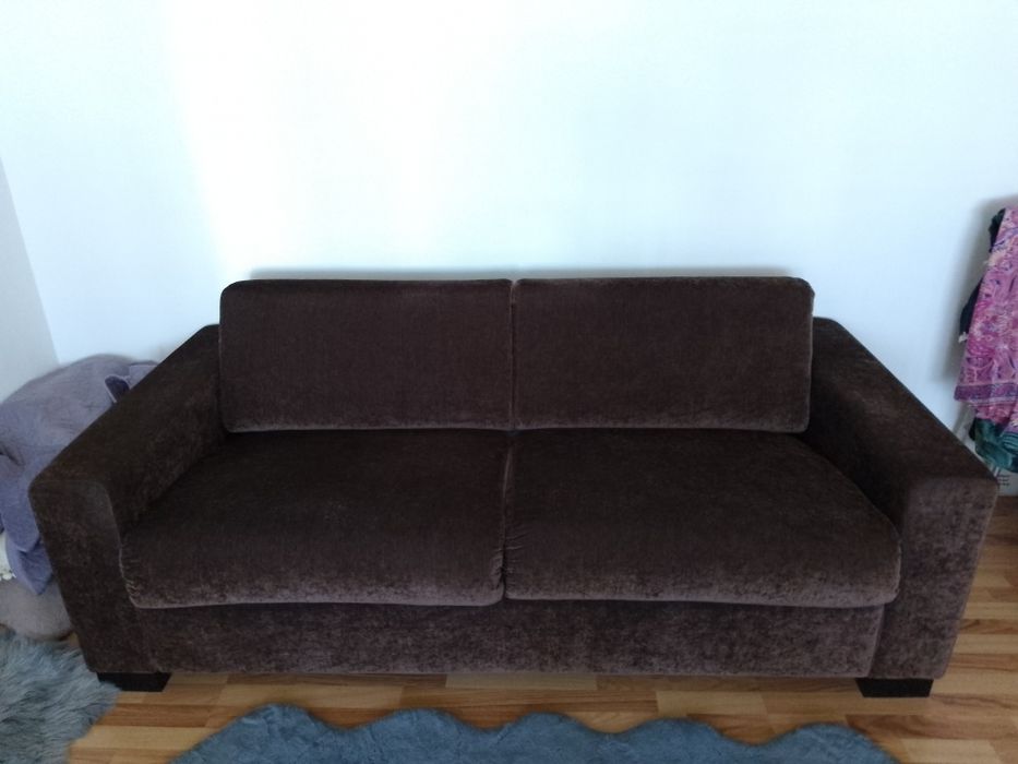 Canapea extensibila cu saltea model matrimonial.