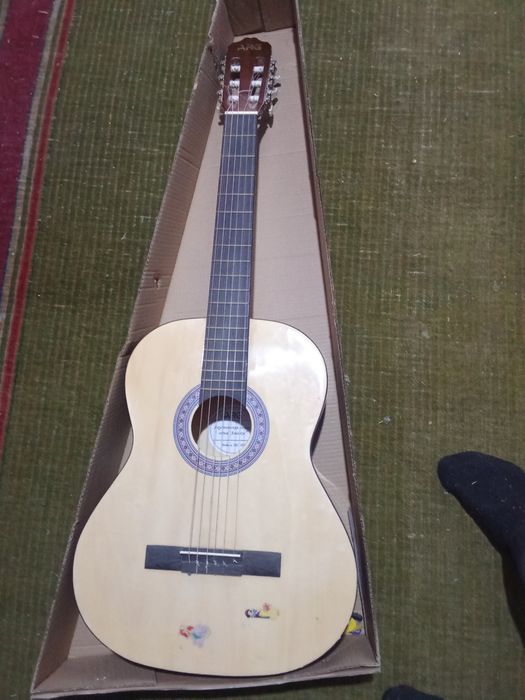 Продаю аккустическую гитару