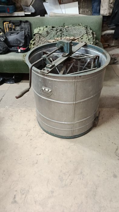Продам улья и медогонка